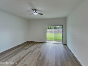 586 Holly Lks Dr in Orange Park, FL - Foto de edificio - Building Photo