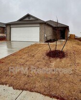 11841 NW 100th St in Yukon, OK - Building Photo