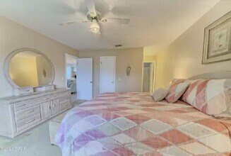 7813 N Lagoon Dr in Panama City Beach, FL - Foto de edificio - Building Photo