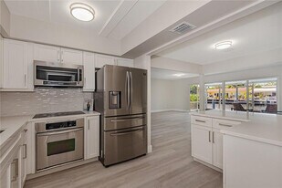 2217 NE 20th Ave in Wilton Manors, FL - Building Photo