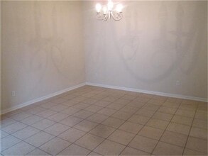 107 W Nazro St in Baytown, TX - Foto de edificio - Building Photo