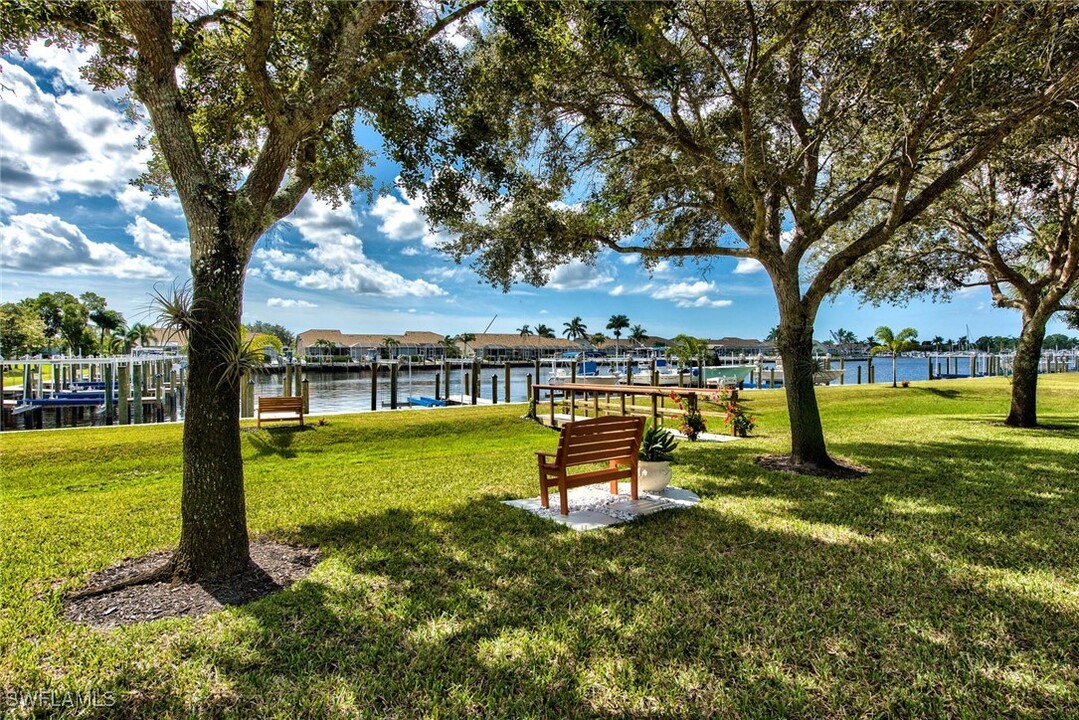 285 Cays Dr in Naples, FL - Foto de edificio