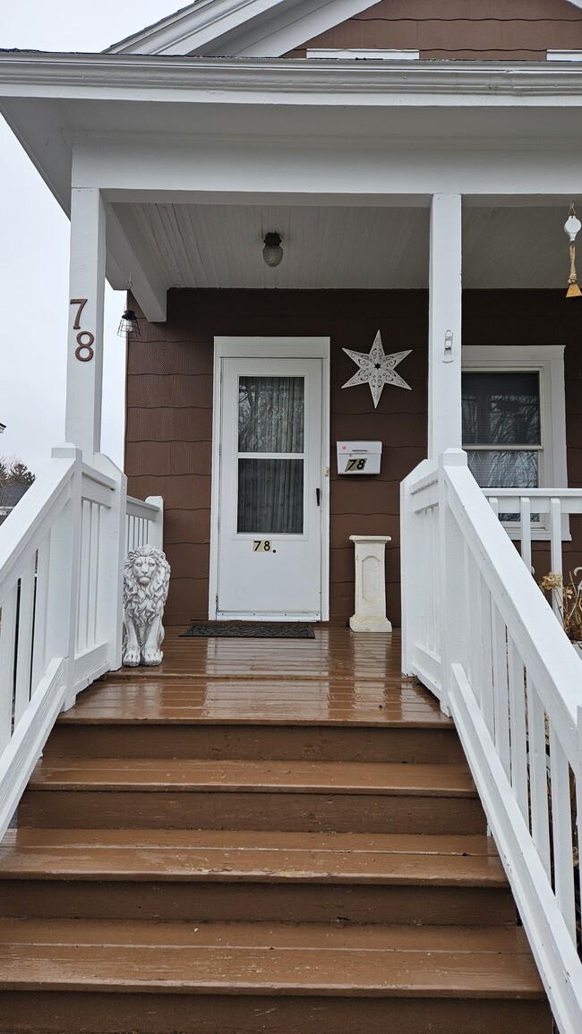 78 W Albany St, Unit 1 - Upper in Oswego, NY - Foto de edificio - Building Photo