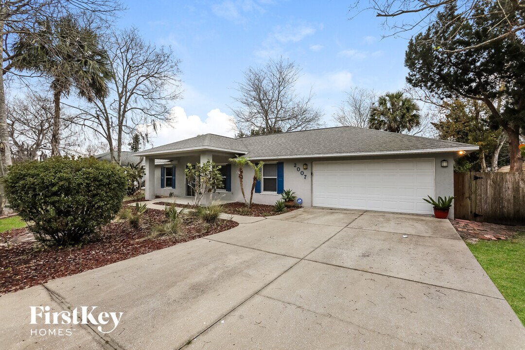 2007 Juniper Dr in Edgewater, FL - Foto de edificio