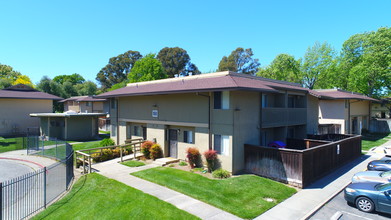 Parkside Villa Apartments in Fairfield, CA - Building Photo - Building Photo