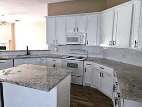 1103 E Hampton Dr in Pearland, TX - Building Photo - Building Photo