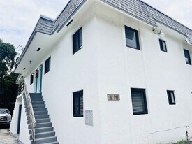 910 SW 4th Ave in Miami, FL - Building Photo