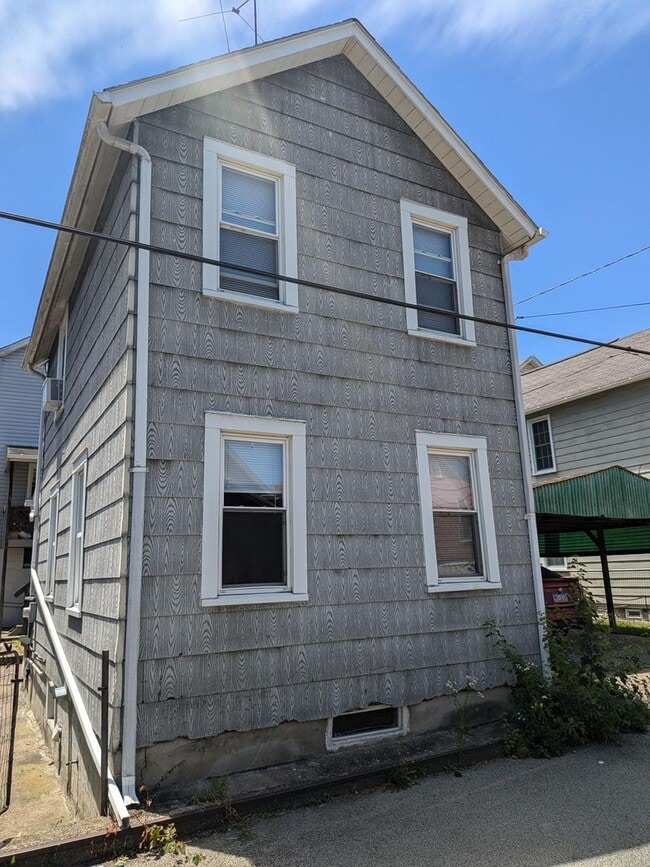 908 Fallowfield Ave in Charleroi, PA - Building Photo - Building Photo