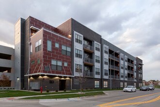 CUE at Aksarben Village in Omaha, NE - Foto de edificio - Building Photo