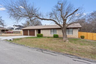 209 E Rector St in Manor, TX - Foto de edificio - Building Photo