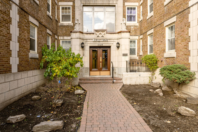 5145 De La Côte-Saint-Luc Ch in Montréal, QC - Building Photo - Building Photo