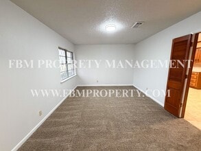 1608 Nichols St in Ennis, TX - Building Photo - Building Photo