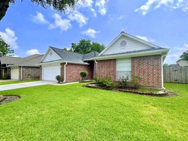 15514 Heritage Country Ct in Friendswood, TX - Foto de edificio - Building Photo