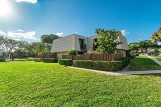 5823 58th Way in West Palm Beach, FL - Foto de edificio - Building Photo