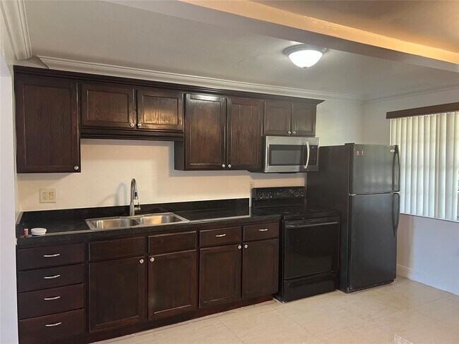 3120 N Pine Island Rd, Unit 301 in Sunrise, FL - Building Photo - Building Photo