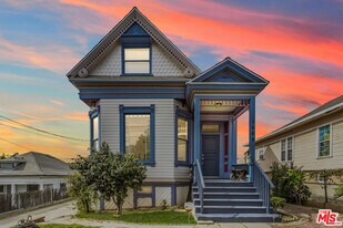 1664 W 12th St in Los Angeles, CA - Building Photo