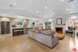 6939 Noble Ave in Los Angeles, CA - Building Photo - Building Photo