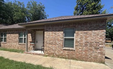 1413 Hardy St in Conway, AR - Foto de edificio - Building Photo