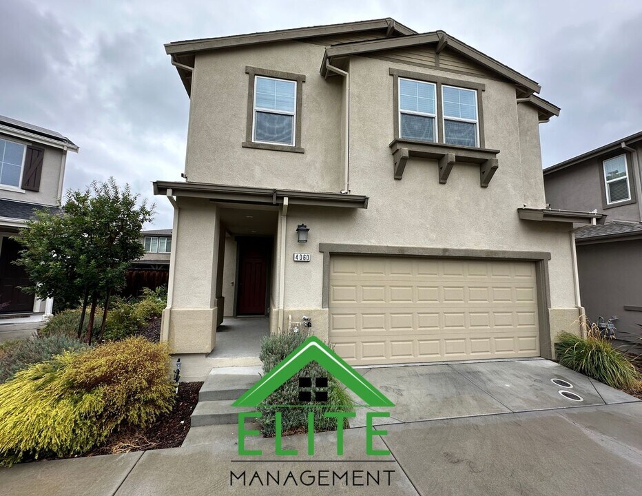 4060 Beechcraft Way in Sacramento, CA - Building Photo
