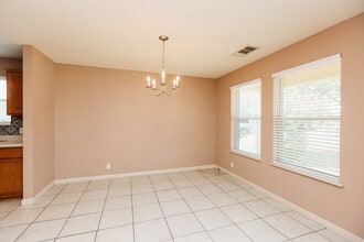 206 Stewart Dr in Hutto, TX - Foto de edificio - Building Photo