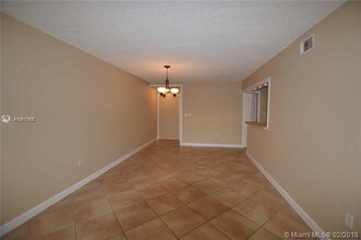 9415 Fontainebleau Blvd-Unit -101 in Miami, FL - Foto de edificio - Building Photo