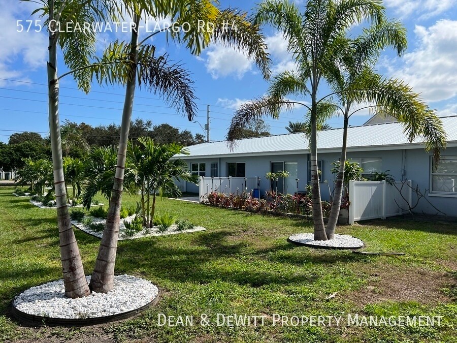 575 Clearwater Largo Rd in Largo, FL - Building Photo