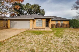 7925 Lynda Ln in North Richland Hills, TX - Building Photo