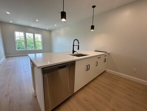 103 Cottage St, Unit 1bd in Lynn, MA - Building Photo - Building Photo