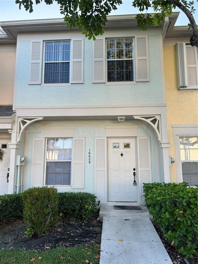 16609 Hemingway Dr in Weston, FL - Building Photo - Building Photo