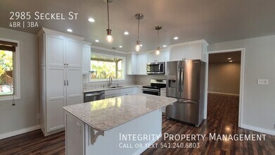 2985 Seckel St in Medford, OR - Building Photo - Building Photo
