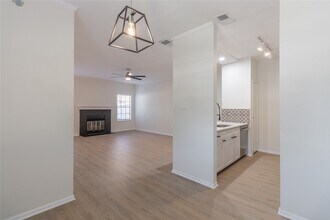 9850 Pagewood Ln in Houston, TX - Building Photo - Building Photo