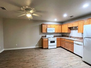 21755 Ives Dr-Unit -Unit B in California City, CA - Foto de edificio - Building Photo