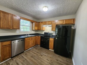 5477 Denny Dr in Atlanta, GA - Building Photo - Building Photo