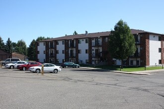 Washington Heights 1 in Bismarck, ND - Foto de edificio - Building Photo