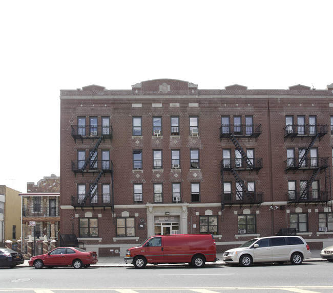 676 Howard Ave in Brooklyn, NY - Foto de edificio - Building Photo