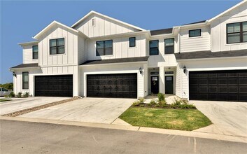 252 Fieldwood Dr in Mustang Ridge, TX - Building Photo - Building Photo