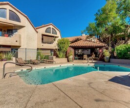 10301 N 70th St in Paradise Valley, AZ - Foto de edificio - Building Photo