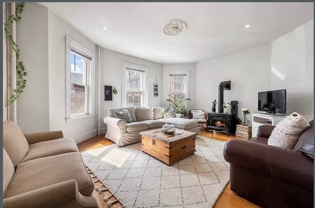 866 E 5th St, Unit 1 in Boston, MA - Foto de edificio
