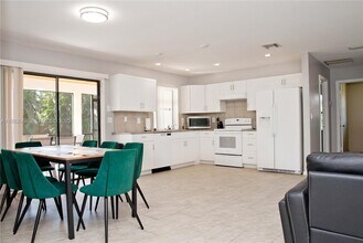 722 SE Thanksgiving Ave in Port St. Lucie, FL - Building Photo - Building Photo