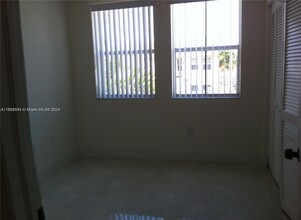 9203 Fontainebleau Blvd in Miami, FL - Building Photo - Building Photo