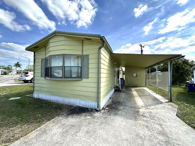 280 Flame Ln in North Fort Myers, FL - Foto de edificio - Building Photo