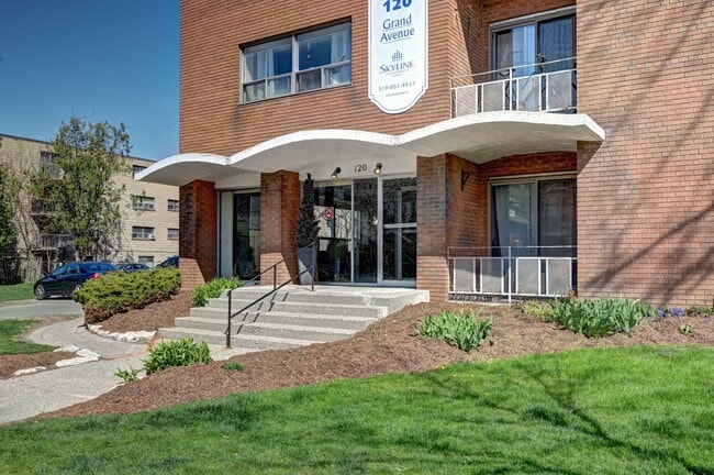 Parkdale Tower Apartments in London, ON - Building Photo - Building Photo