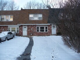 12 Shelley Ct in Middletown, NY - Building Photo