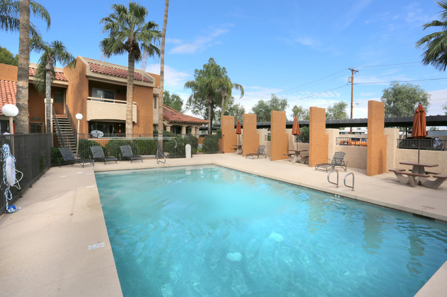 La Paloma Apartments in Tempe, AZ - Building Photo - Building Photo