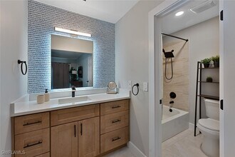 6386 Royal Woods Dr in Ft. Myers, FL - Building Photo - Building Photo
