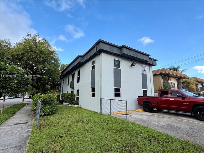 1305 NW 4th St, Unit 3 in Miami, FL - Building Photo - Building Photo