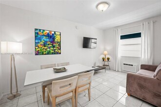 335 Ocean Dr in Miami Beach, FL - Building Photo - Building Photo