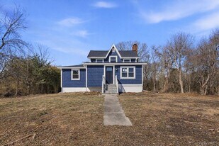 452 Montauk Hwy in East Quogue, NY - Building Photo