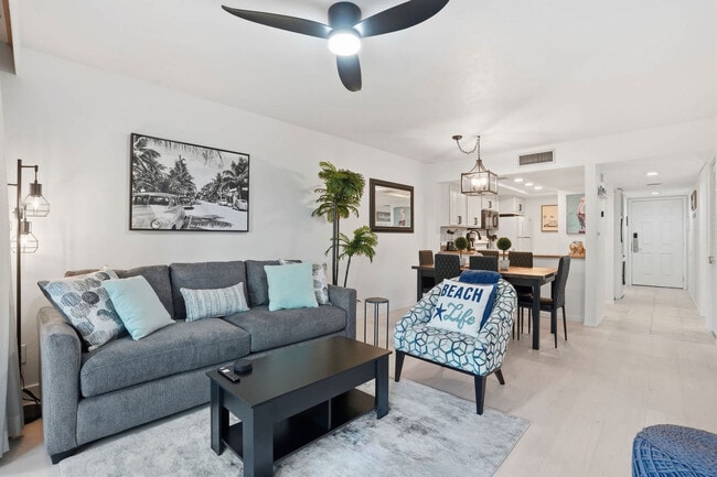 600 Neapolitan Way, Unit SI FL3-ID1356850P in Naples, FL - Foto de edificio - Building Photo