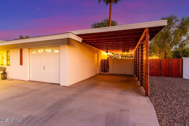 8243 E Rancho Vista Dr in Scottsdale, AZ - Building Photo - Building Photo